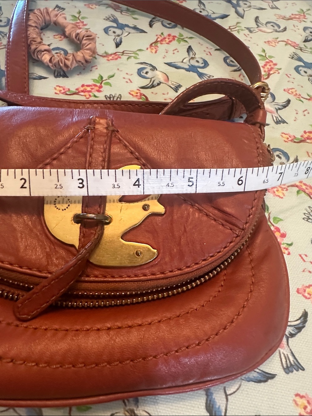 Marc Jacobs Petal to the Metal Crossbody mini Bag in cognac with Brass Accent - Picture 4 of 6